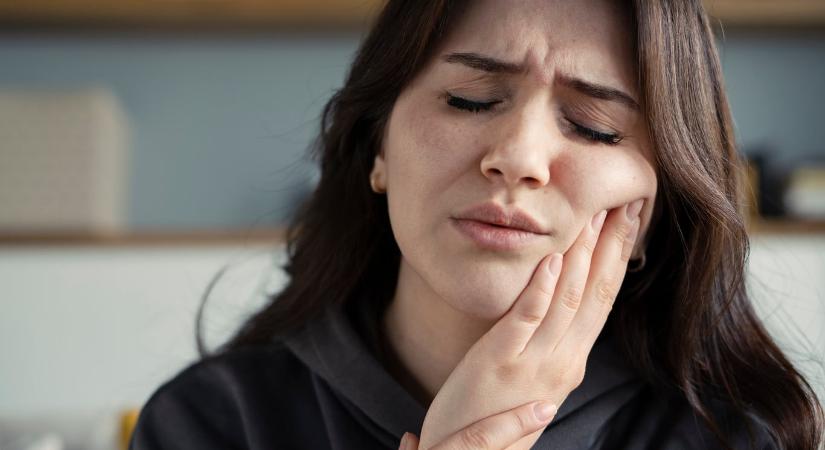 Az állkapocs szorítása: egy gyakori szokás, ami a túlterheltség jele lehet