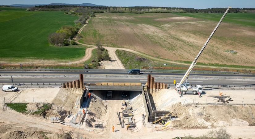 Könnyebbség jött az M1-esen autózóknak, közben nyolcsávossá válik az autópályahíd Bicske és Csapdi között