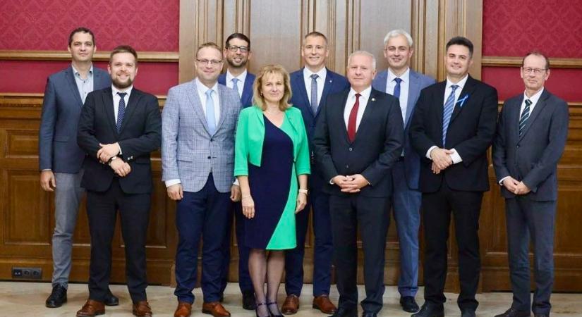 Lemondása szólították fel a Megyei Jogú Városok Szövetségének elnökét