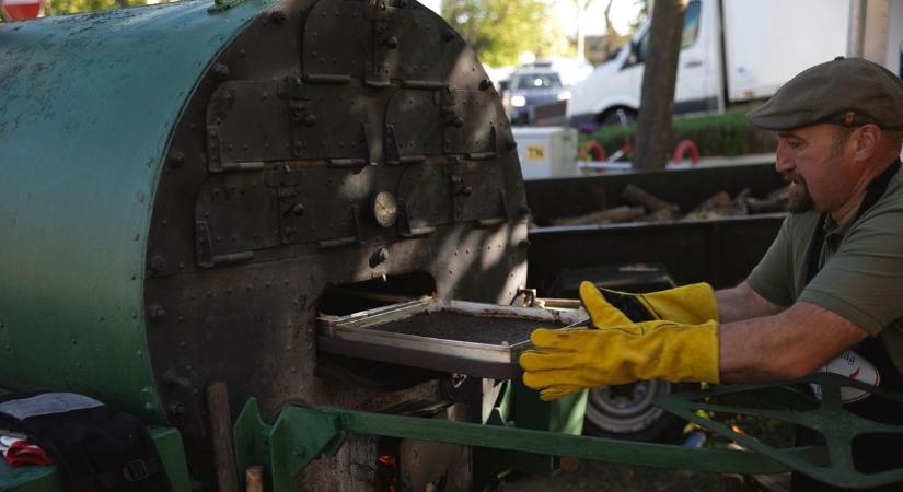 Egy háromtonnás katonai kemence árnyékában kóstoltuk meg a polgári hurka-pitét – fotókkal, videóval