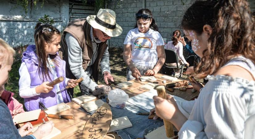 Elveszettnek hitt kincset kaptak a Durandában élő gyerekek a fafaragótól