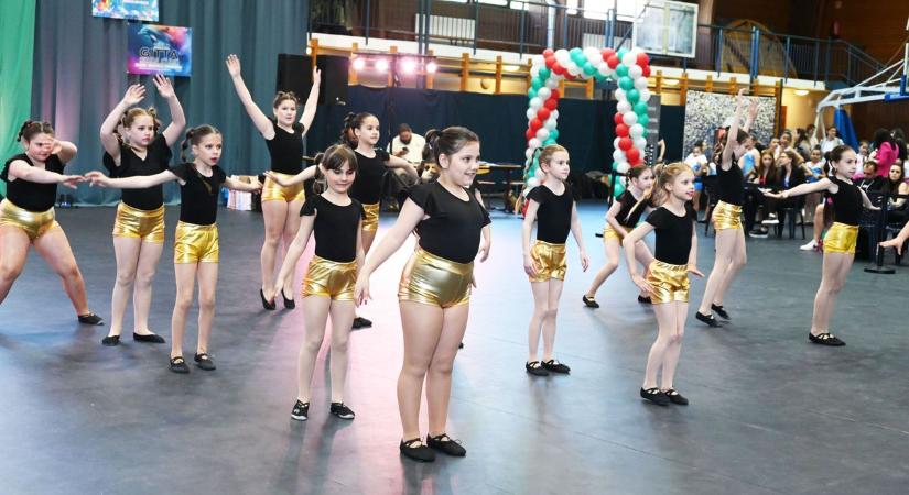 Táncláz Szolnokon: több ezer versenyző hódítja meg a Széchenyi Sportcsarnok parkettjét – videóval, galériával