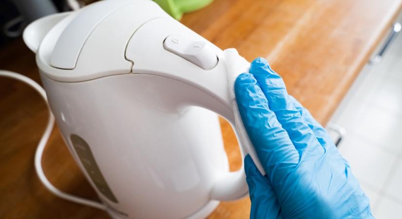 Ahelyett, hogy a szemétbe dobnád, tedd a vízforralóba. Pillanatok alatt leszedi a vízkövet