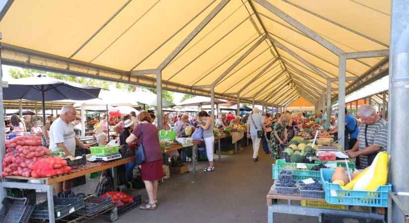 Cigarettafüst száll a portékák felett a Mars téri piacon: szabályos ez egyáltalán?