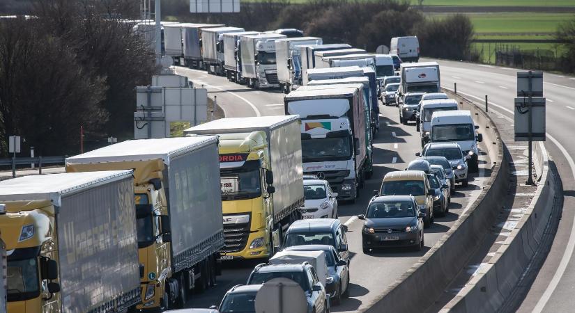 Kisbusz és autó ütközött Tatabányánál, teljes útzár van az M1-esen