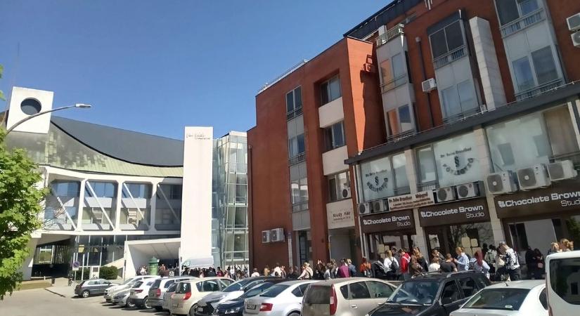 Brutális sor kígyózik a nyíregyházi belvárosban! Ezért akar mindenki bejutni az épületbe! (fotók)