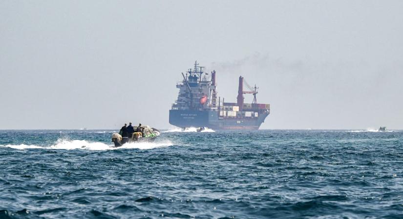 Irán újra lezárta a Hormuzi-szorost, egy tankerhajó rá leadott lövéseket jelentett