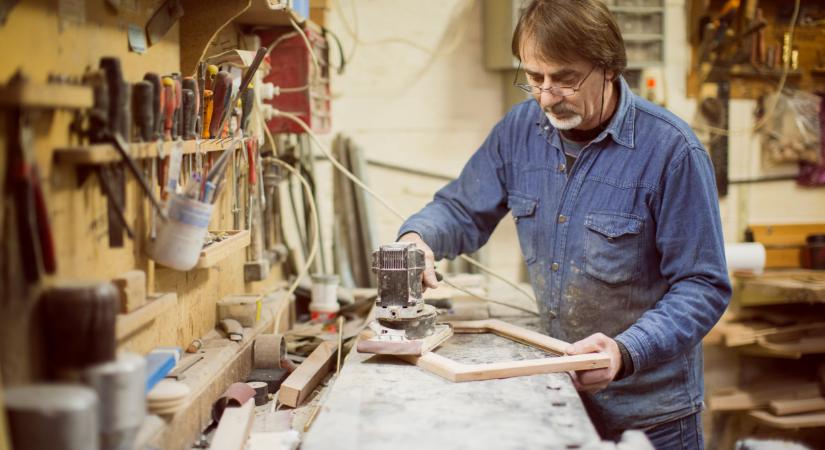 Teljesen esélytelen úgy keresni itthon, mint nyugaton: hiába szakadnak meg az emberek a melóban - ez a csapda tartja mélyen a fizetéseket