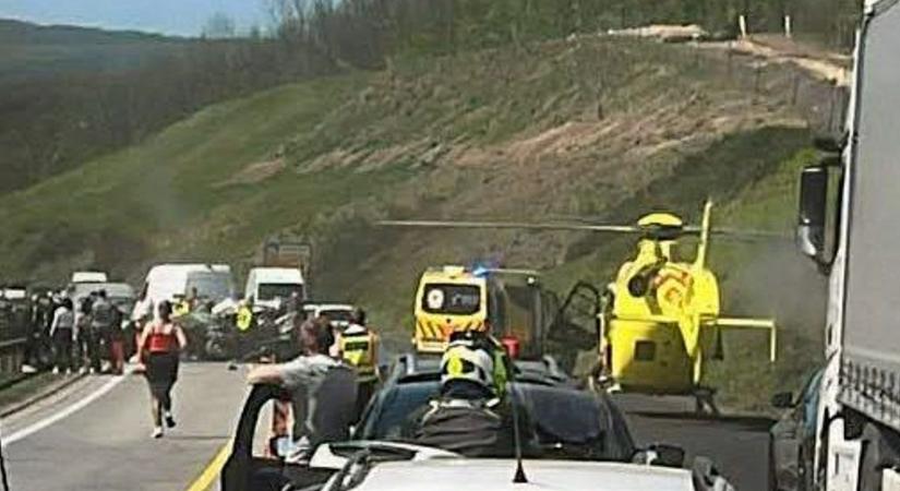 Dráma a közúton! Halálos baleset az M1-es autópályán - Helyszíni fotó