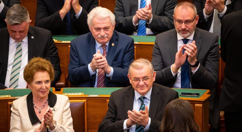 Bár egyéniben kikapott, újraválasztotta Lezsák Sándort az egyesülete