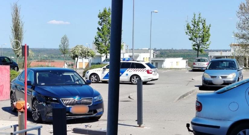 Két autó ütközött a kincses Tesco parkolójában
