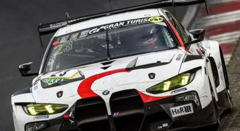 Felmosták a padlót Verstappenékkel a magyar pilóta csapattársai