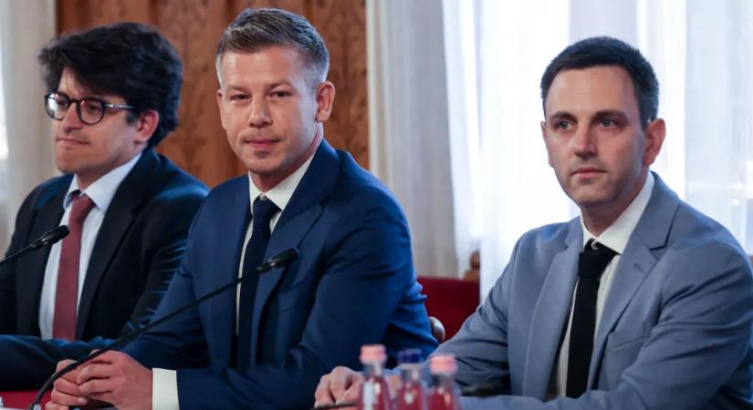 Ki az az ember világoskék öltönyben, aki elkísérte Magyar Pétert a Parlamentbe?