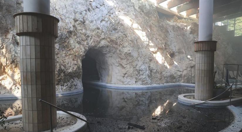 Alpinisták mossák a kormot a Barlangfürdő szikláiról – videóval