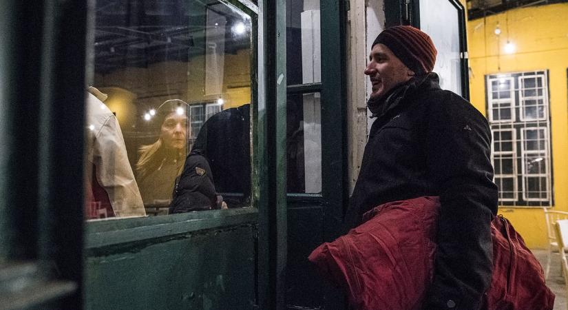 Új mélypont: sokan a hideg lakásuk helyett éjszakáztak menedékhelyen a télen