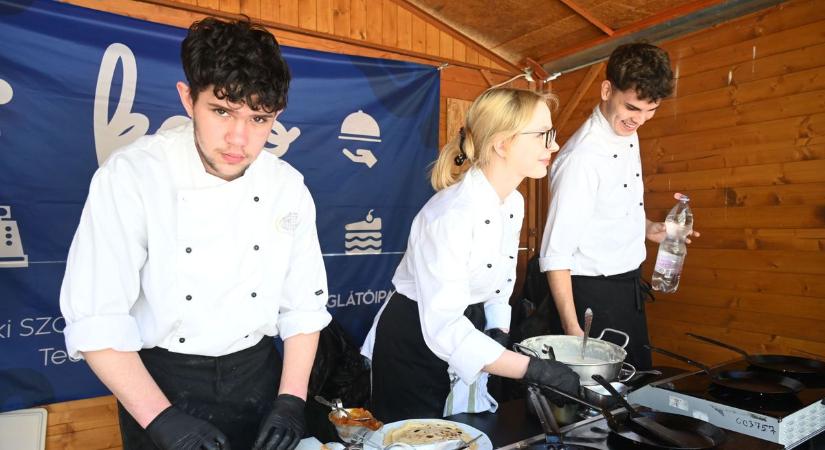 Ilyen „piac” még nem volt Szolnokon: utcára vitték a szakmákat – videóval, galériával