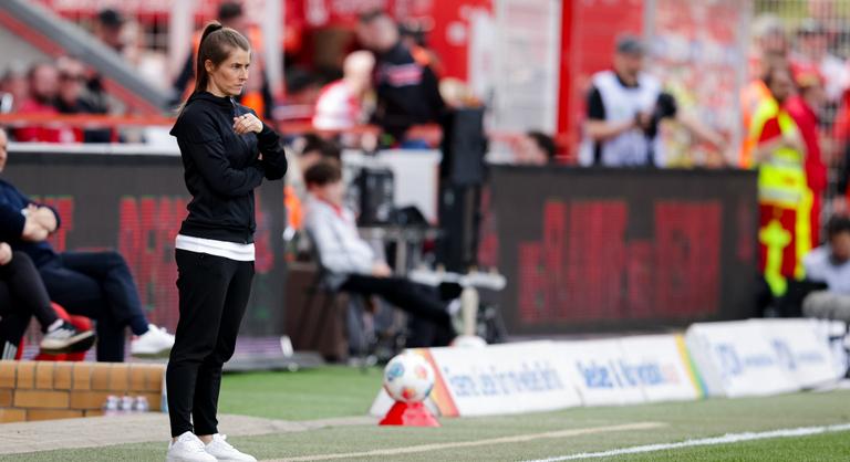 Hazai vereséggel indított a topligák történetének első női futballedzője