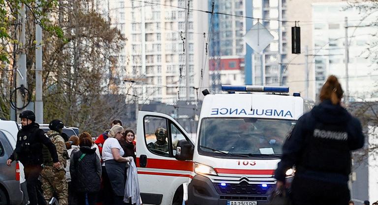 Gépfegyveres férfi nyitott tüzet a járókelőkre Kijevben, majd túszokat ejtett egy szupermarketben