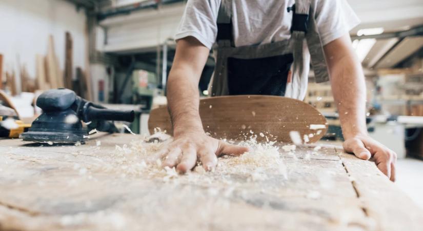 Teljesen esélytelen úgy keresni itthon, mint nyugaton: hiába szakadnak meg az emberek a melóban