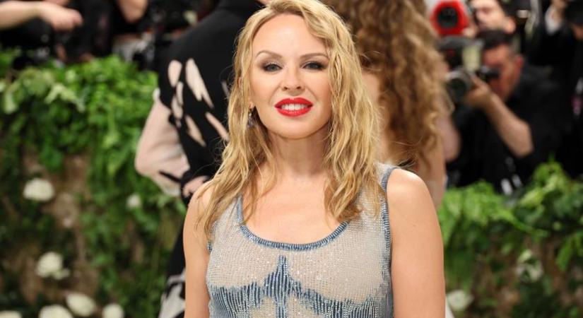 Az 57 éves Kylie Minogue hasvillantós, átlátszó ruhában: alakjára nincsenek szavak