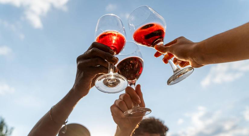 Új bulizási szokás terjed a fiatalok körében: így enyhítik a másnaposságot