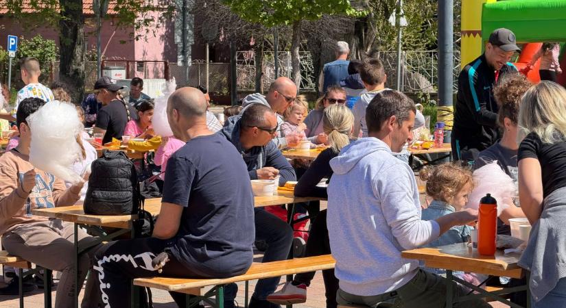 Egy dologgal nem számoltak a szervezők: végül hosszabbítani kellett, olyan jó volt a hangulat Szandán