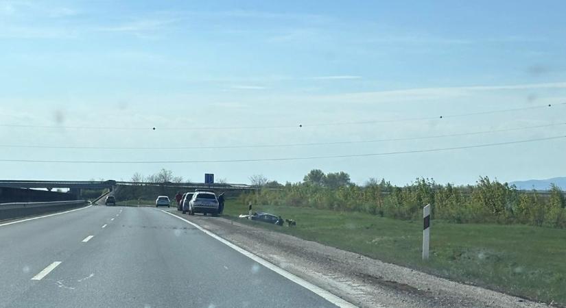 Árokba hajtott egy autó az M86-oson - fotó