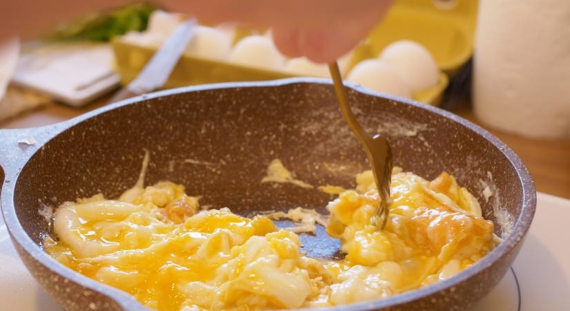 Ezt keverd a reggeli rántottába: olvadni fog tőle a zsír, és az emésztésed is helyreáll