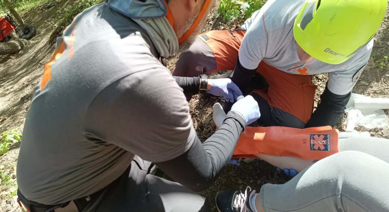 Mentőakció a Börzsönyben: hegyimentők és tűzoltók hozták le a megsérült túrázót
