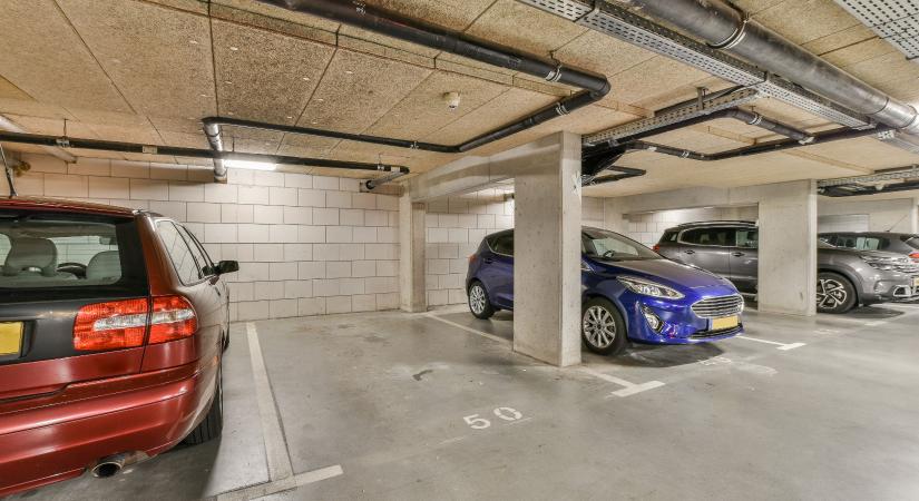 Többe kerül a parkoló, mint az autó? – Budán már áttörték a tízmilliós határt a garázsárak