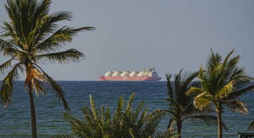 Pezsgőt bonthatnak az autósok: Szabad a Hormuzi-szoros, máris zuhan az olajár!