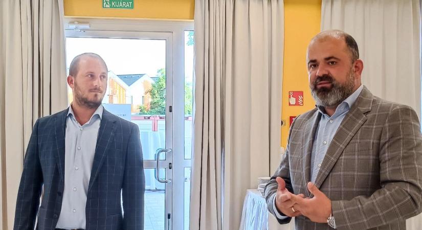 Bóna Zoltán fideszes képviselő foglalkoztatta papíron a letartóztatott halásztelki polgármester édesanyját