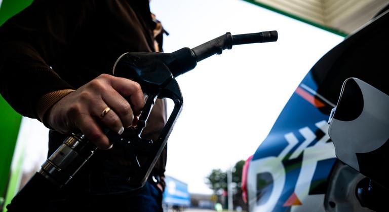 Meghosszabbította az árrésstoppot, a kamatstoppot és a védett üzemanyagárakat a leköszönő Orbán-kormány