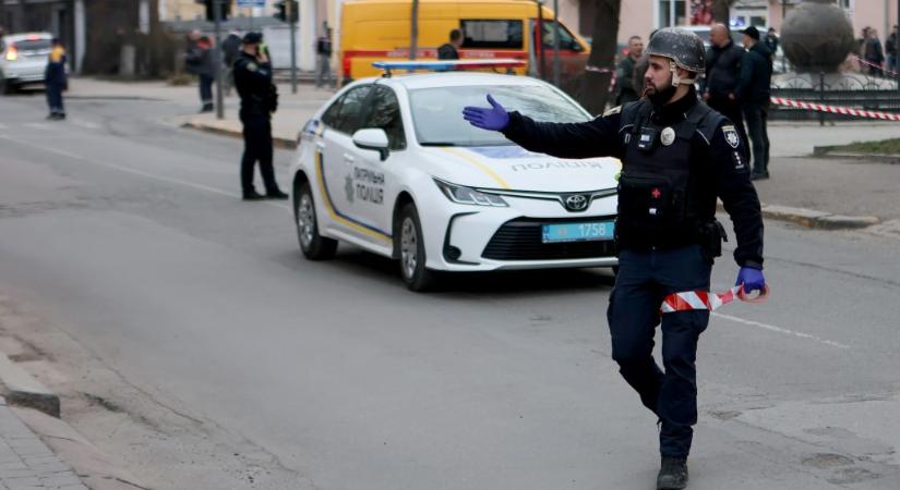 Legalább öt embert megölt egy lövöldöző Kijev utcáin