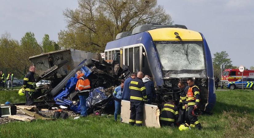 Horrorbaleset Dunaszerdahelyen: egy ember szörnyethalt, sok a sérült, miután a vonat kettészakított egy teherautót – videó, fotók