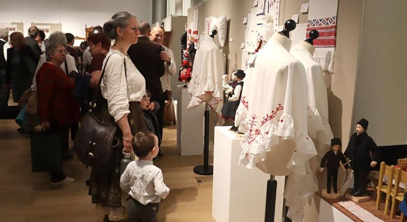 Ezt a kiállítást meg kell nézned! Eleven energiatérként mutatkozik be az élő népművészet (galéria, videó)