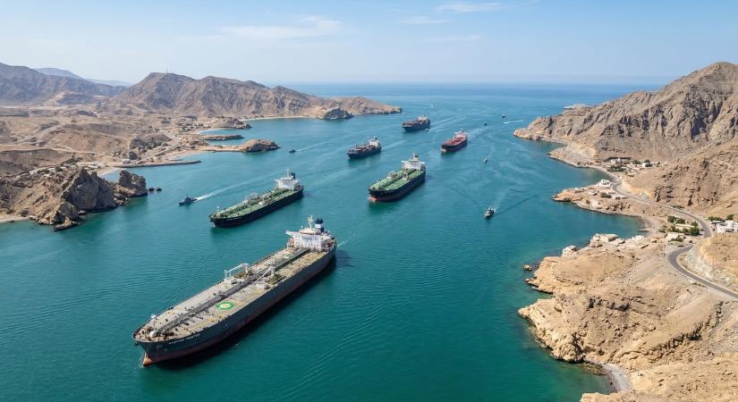 Hormuzi-szoros: az újabb lezárás után az irániak több kereskedelmi hajóra is rálőttek