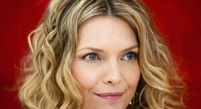 A 67 éves Michelle Pfeiffer dögös ruhákban gabalyodik bele az Onlyfans zűrös világába