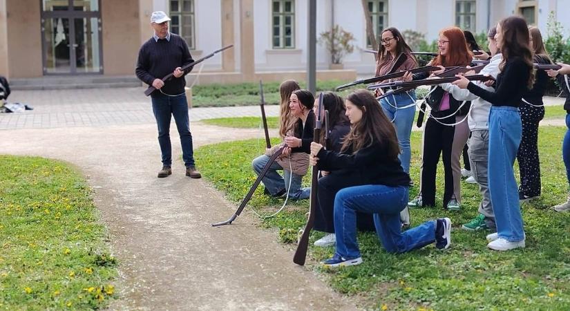 Huszárvirtus a Perczel-kúriában: Életre kelt a történelem Bonyhádon