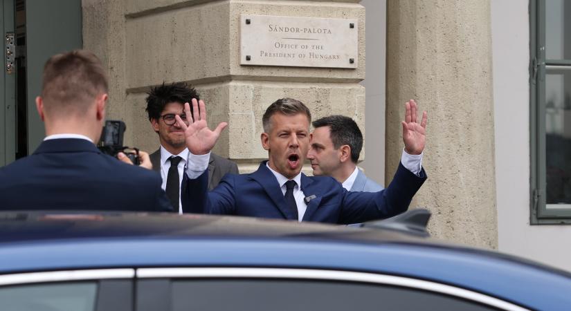 Így érkezett Magyar Péter a Sándor-palotához – Egyből üzenetet küldött Sulyok Tamásnak