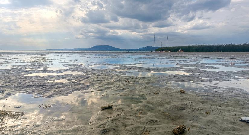 Nagy a baj a Balatonnál: ezt a strandolók is megérezhetik