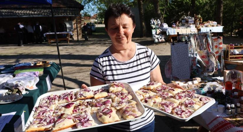 Frissen sült kenyérlángossal avatták fel a kemencét Zákányszéken – galériával, videóval