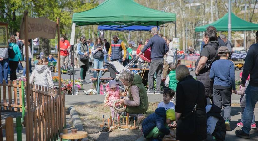 Sokadalom van a mi utcánkban: ilyen volt a hamisítatlan debreceni vásár – fotókkal, videóval