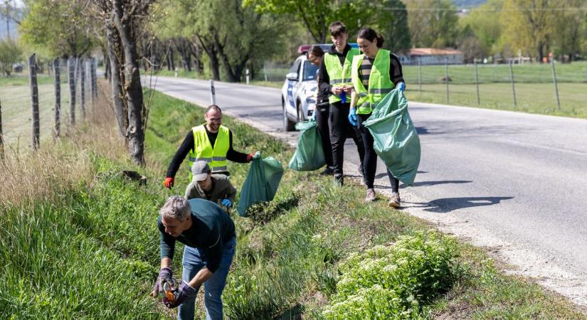 Kesztyűt húzott a fél falu, döbbenetes mennyiségű szemét tűnt el - fotókon a nagy összefogás