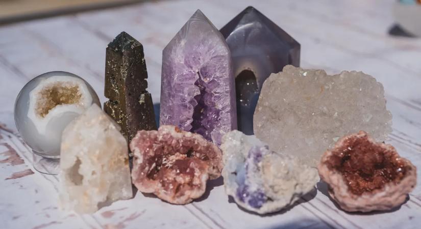 Ez az 5 kristály megvéd az energiavámpírokkal szemben