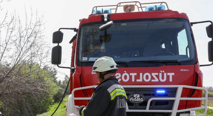 Kigyulladt egy autó a a borsodi faluban, lezárták az utat!