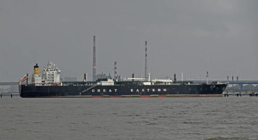 Iráni gyorsnaszádok nyitottak tüzet tartályhajókra a Hormuzi-szorosban