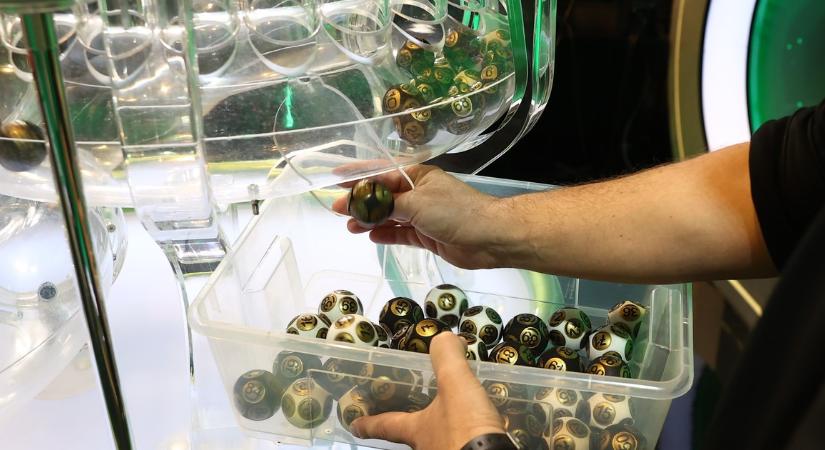 Valaki megnyerte minden idők legnagyobb Ötöslottó főnyereményét, itt vannak a 6,78 milliárdot érő nyerőszámok