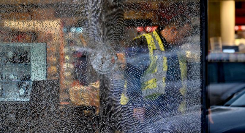 Válogatás nélkül lövöldözött az emberekre egy férfi Kijevben