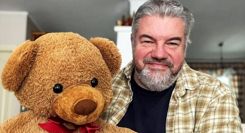 Hónapokig az utcán ült Málna, a plüssmackó - most emberek életét változtathatja meg